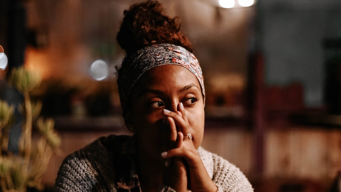 Femme racisée qui pense à sa santé mentale