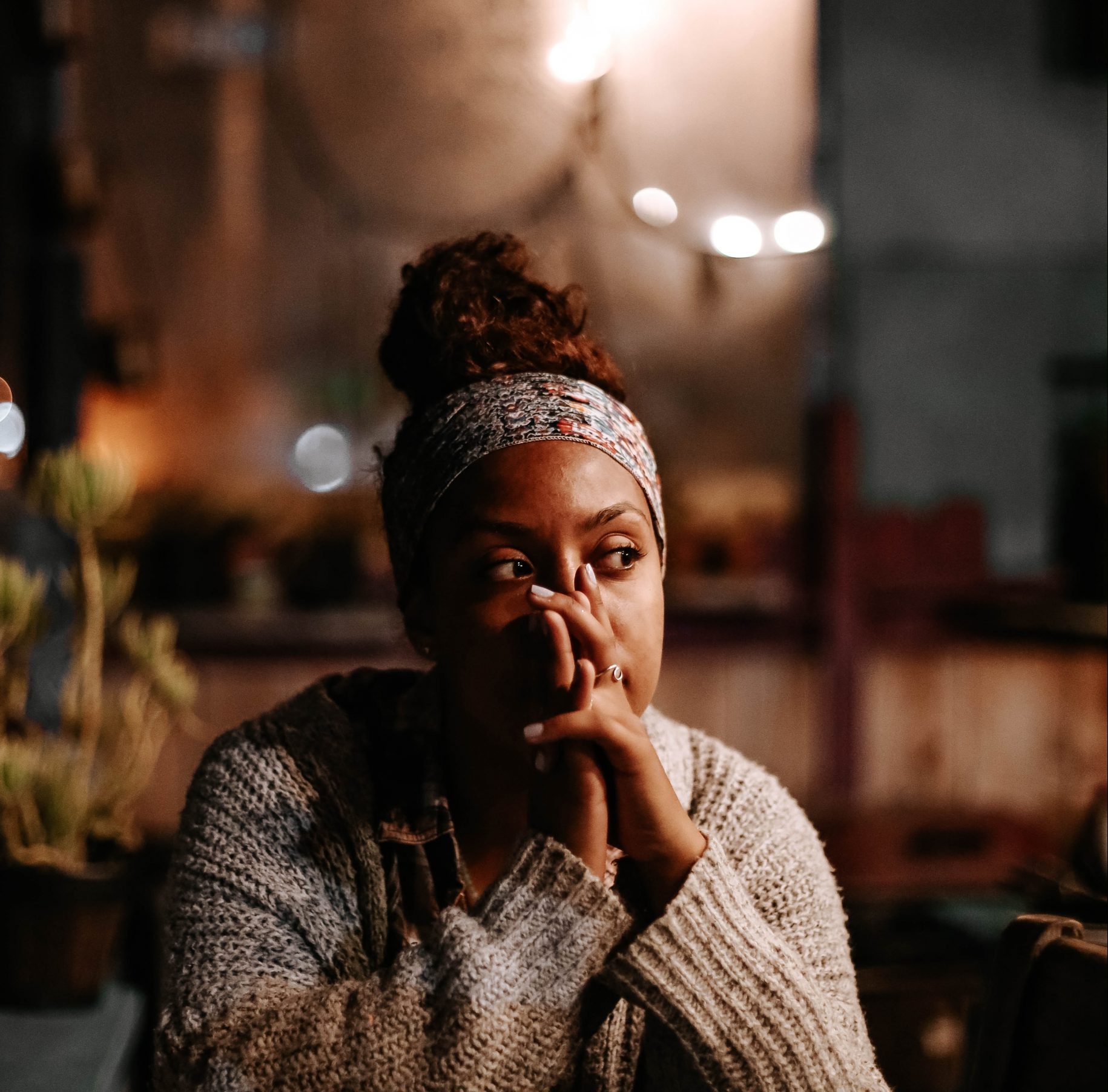 Femme racisée qui pense à sa santé mentale