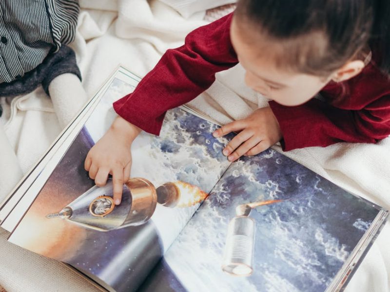 Petite fille racisée qui vit la charge raciale